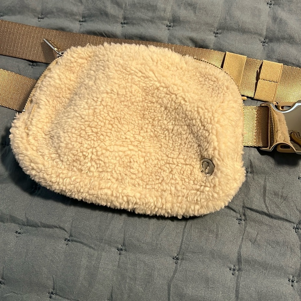 Lululemon Sherpa Belt Bag
